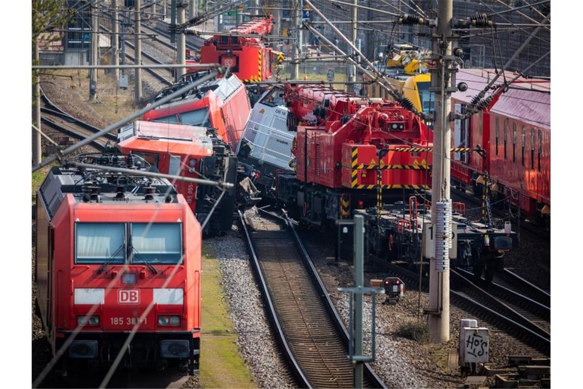 Am Mittwochabend war am Bahnhof Fallersleben eine Lok mit dem Triebfahrzeug eines Güterzuges kollidiert. Foto: Moritz Frankenberg/dpa
