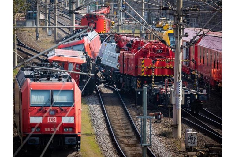 Am Mittwochabend war am Bahnhof Fallersleben eine Lok mit dem Triebfahrzeug eines Güterzuges kollidiert. Foto: Moritz Frankenberg/dpa