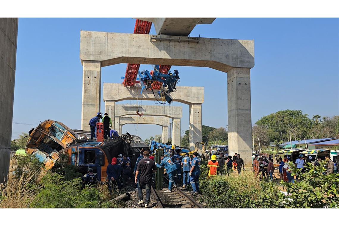 Zug kracht in Baukran – mindestens 22 Tote