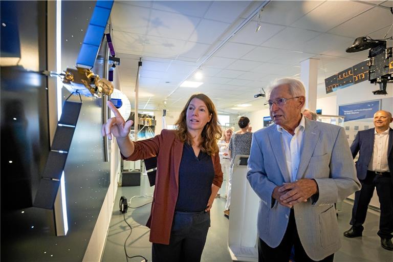 Am Modell lässt sich die Grünen-Abgeordnete Anna Christmann von Reinhard Schnabel im Backnanger Desk-Showroom die Satellitentechnik erklären. Tesat-Chef Thomas Reinartz (rechts im Hintergrund) schaut interessiert zu.Foto: Alexander Becher