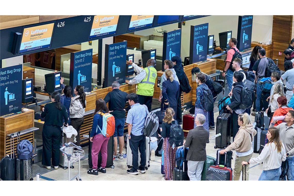 Am Montag bildeten sich lange Schlangen am BER. Der Flughafen ist von einem Cyberangriff auf einen IT-Dienstleister betroffen.