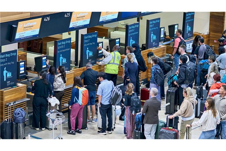 Am Montag bildeten sich lange Schlangen am BER. Der Flughafen ist von einem Cyberangriff auf einen IT-Dienstleister betroffen.