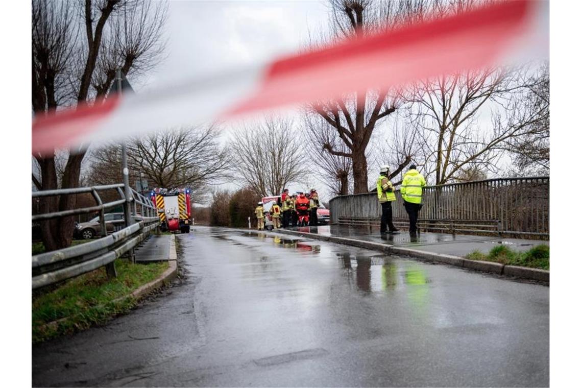 Suche nach vermisster Zehnjähriger weiter erfolglos Am Montag haben Polizei und Feuerwehr unter anderem in einem Fluss nach dem vermissten Mädchen gesucht. Foto: Fabian Strauch/dpa