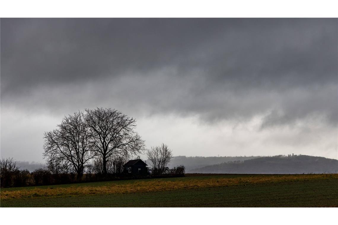 Am Montag ist der Himmel im Südwesten laut DWD stark bewölkt, gebietsweise kann es auch regnen (Symbolbild).