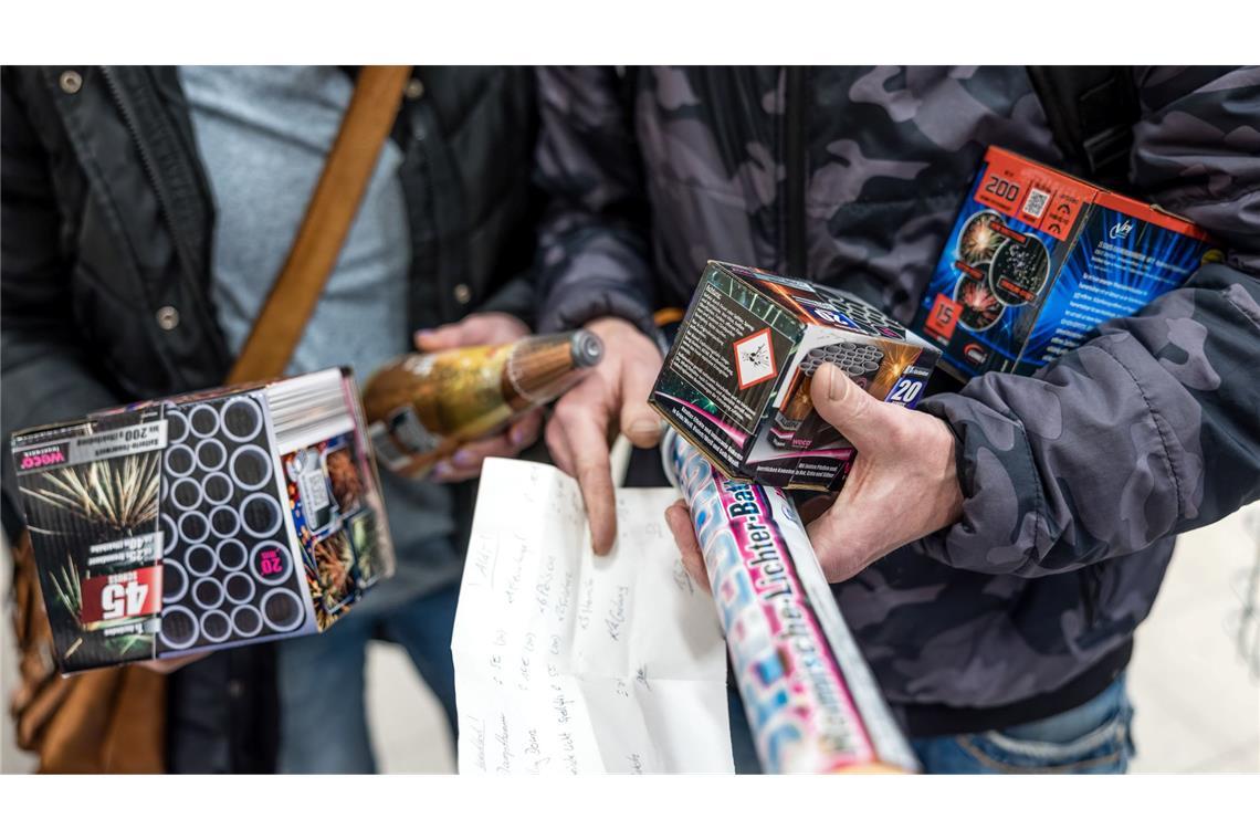 Am Montag startet der Verkauf von Silvesterfeuerwerk offiziell. (Archivbild)