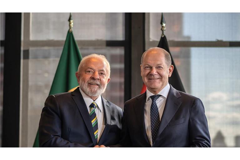 Am Montag trifft der brasilianische Präsident Luiz Inácio Lula da Silva (l) beim geplanten Deutsch-Brasilianischen Wirtschaftsforum in Berlin auf Bundeskanzler Olaf Scholz.