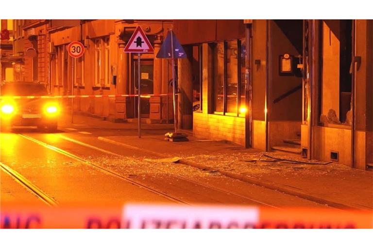 Am Montag war ein Sprengkörper in einem Mannheimer Café explodiert. Die Polizei ermittelt in alle Richtungen, wer die Tat verübte und wem sie galt.