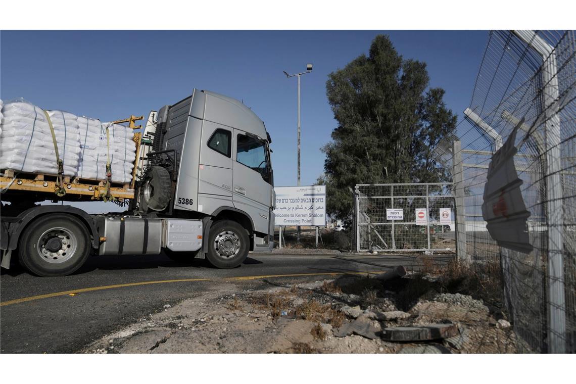 Gaza: Hilfe vor Ort noch nicht verteilt - Gespräche stocken Am Montag waren erstmals seit fast drei Monaten wieder Hilfstransporte in den abgeriegelten Gazastreifen gelangt.