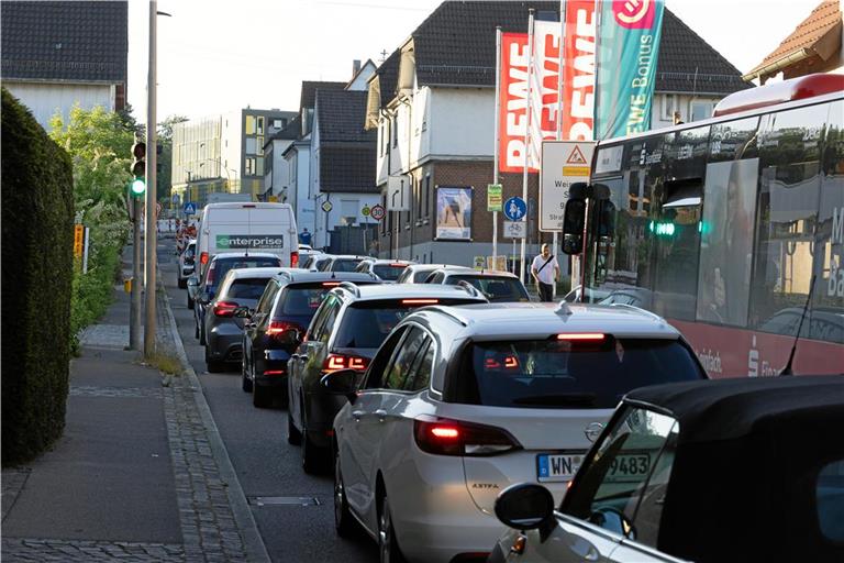 Am Montagmorgen stehen die Autos bereits in der Blumenstraße. Foto: Alexander Becher