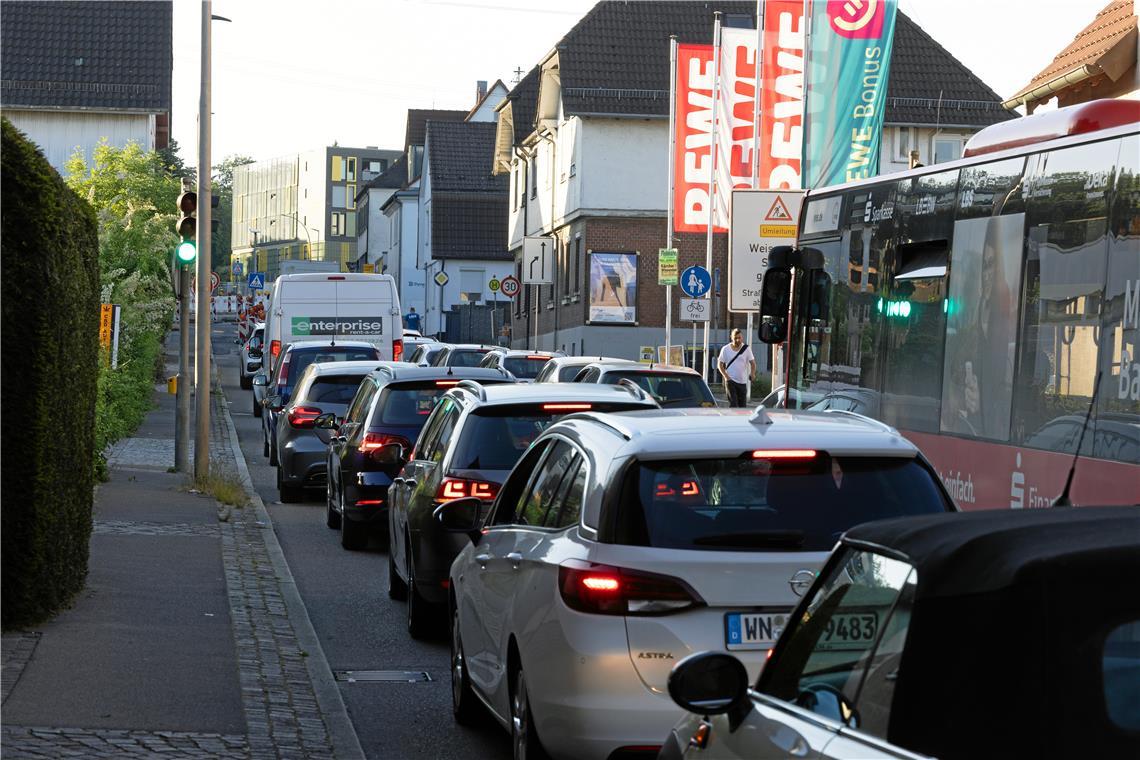 Am Montagmorgen stehen die Autos bereits in der Blumenstraße. Foto: Alexander Becher