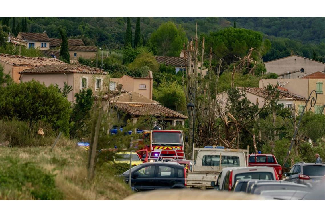 Am Montagnachmittag fegte ein Tornado über das Departement Aude hinweg und riss in der kleinen Gemeinde Pomas mehrere Dächer ab.