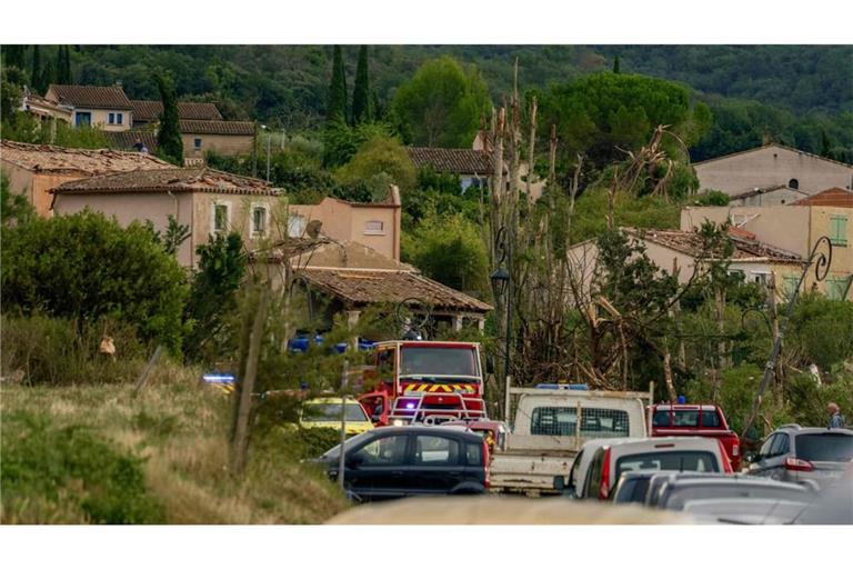 Am Montagnachmittag fegte ein Tornado über das Departement Aude hinweg und riss in der kleinen Gemeinde Pomas mehrere Dächer ab.