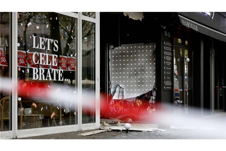 Am Morgen des 16. September 2024 kam es in der Kölner Innenstadt zu einer Explosion an einer Passage neben dem Nachtclub Vanity Club Cologne. Scheiben zerbarsten und Deckenplatten vielen herab, eine Person wurde verletzt. Die Handschrift des Vorfalls erinnert an vergangene Taten der Mocro-Mafia, die aus den Niederlanden ins Rheinland drängt.