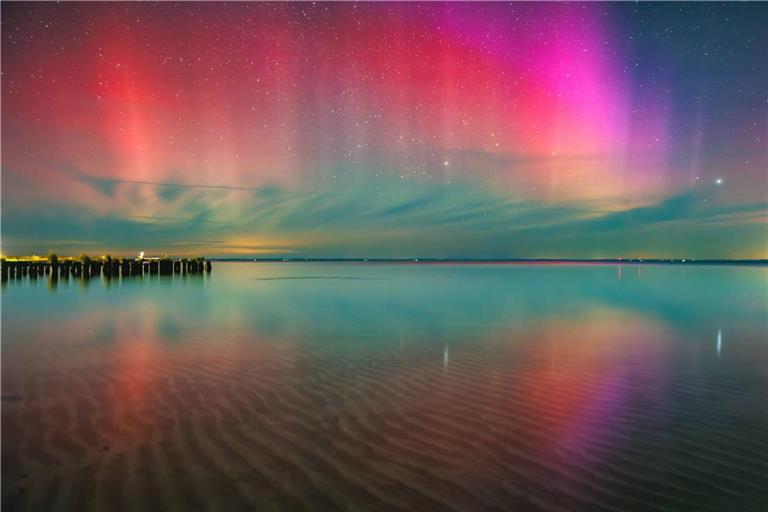 Am Morgen gegen 5.30 Uhr waren fotografisch und teilweise auch optisch Polarlichter leicht nordwestlichen am Himmel zu sehen vom Strand aus in Ueckermünde am Stettiner Haff.