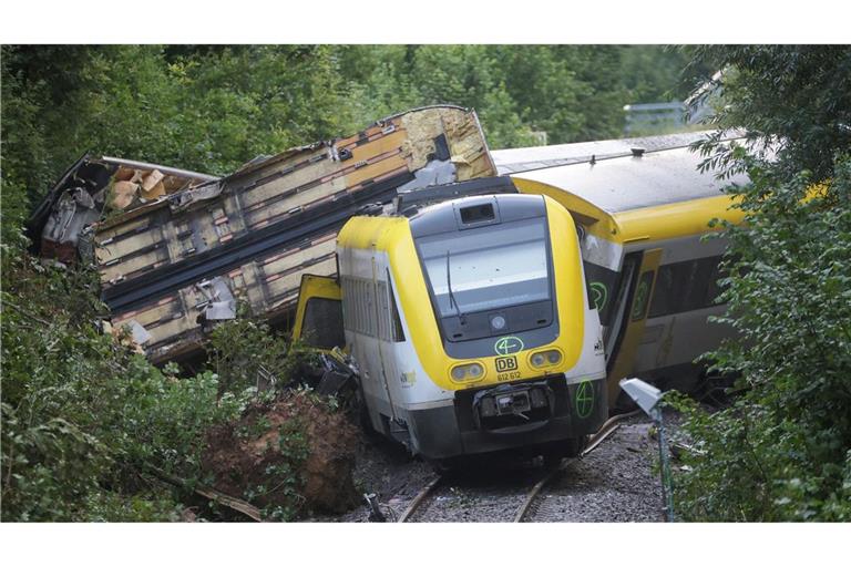Am Morgen nach der tödlichen Entgleisung stellt sich den Ermittlern ein dramatisches Bild dar.