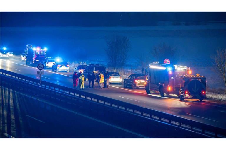 Am Morgen staute sich der Verkehr auf der Autobahn und auf der nahen Bundesstraße 8.