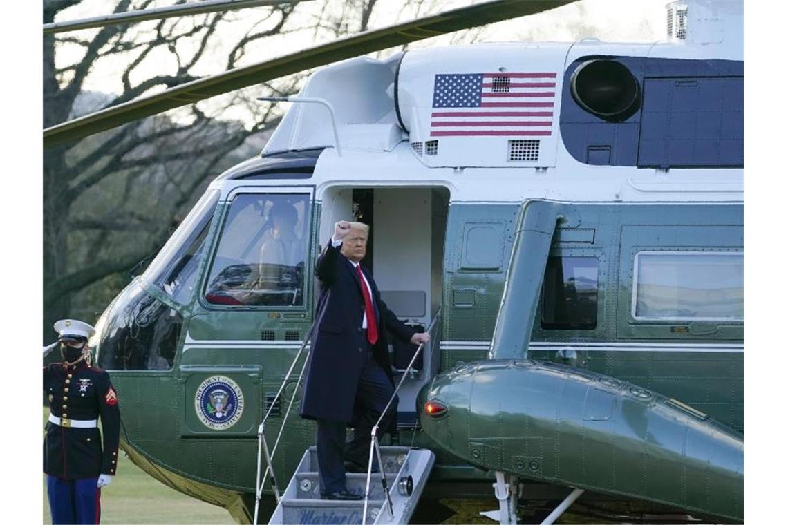 Am Morgen von Joe Bidens Amtseinführung verlässt Noch-Präsident Donald Trump das Weiße Haus und reckt bei seinem Einstieg in die Marine One die Faust. Foto: Alex Brandon/AP/dpa