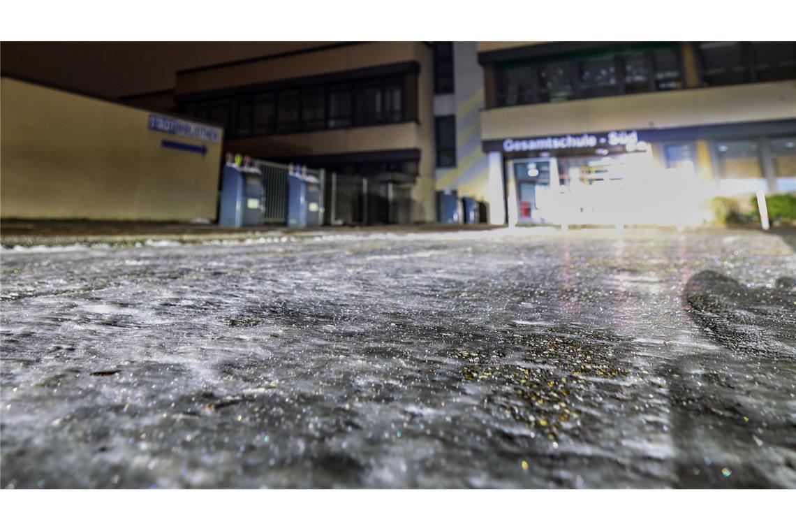 Am Morgen war es an vielen Orten spiegelglatt. An vielen Schulen fiel der Präsenzunterricht aus.