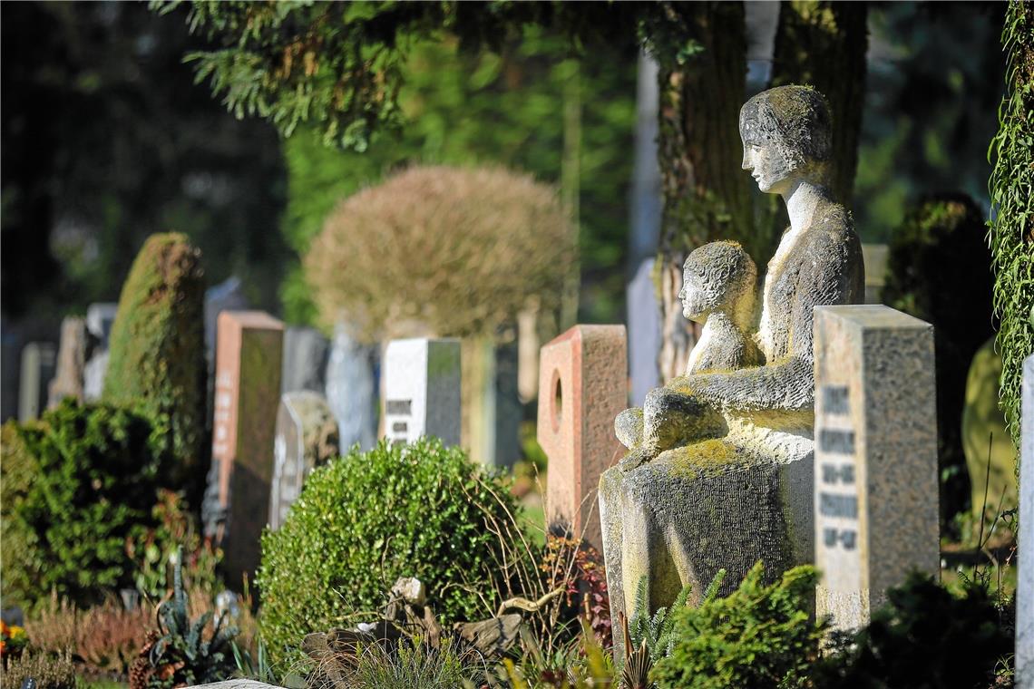 Am morgigen Totensonntag gedenken viele Angehörige ihrer Verstorbenen. Der Gang zum Friedhof ist ein schönes und wichtiges Ritual.Foto: A. Becher