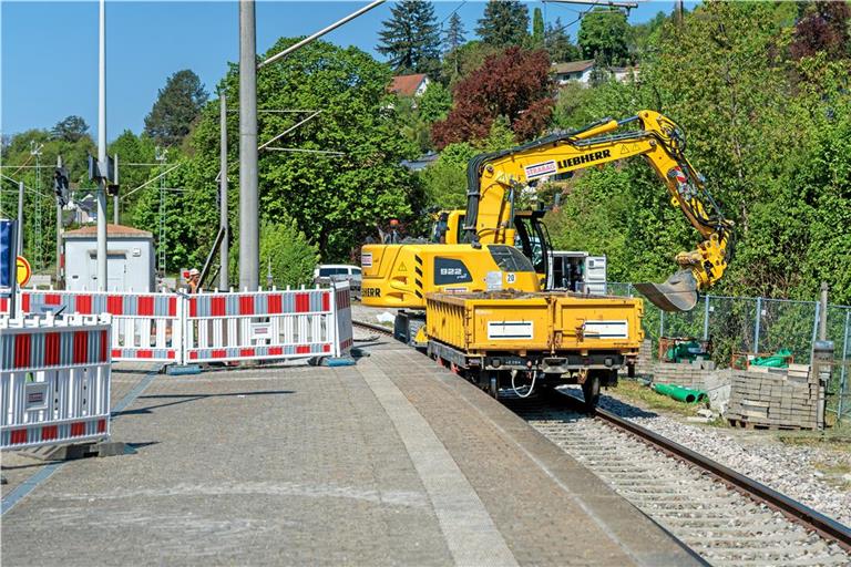 Am Murrhardter Bahnhof werden ebenso wie an den Bahnhöfen von Fornsbach, Oppenweiler und Sulzbach an der Murr die Bahnsteige verlängert. Die Maßnahmen sind mit entsprechenden Einschränkungen im Bahnverkehr verbunden, so auch in den Nächten in dieser und in den kommenden Wochen. Foto: Stefan Bossow