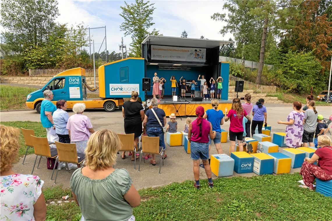 Singbus vermittelt in Althütte den Spaß am Singen Am Nachmittag präsentierten die Kinder, was sie am Vormittag einstudiert hatten, und ernteten viel Lob. Foto: Alexander Becher