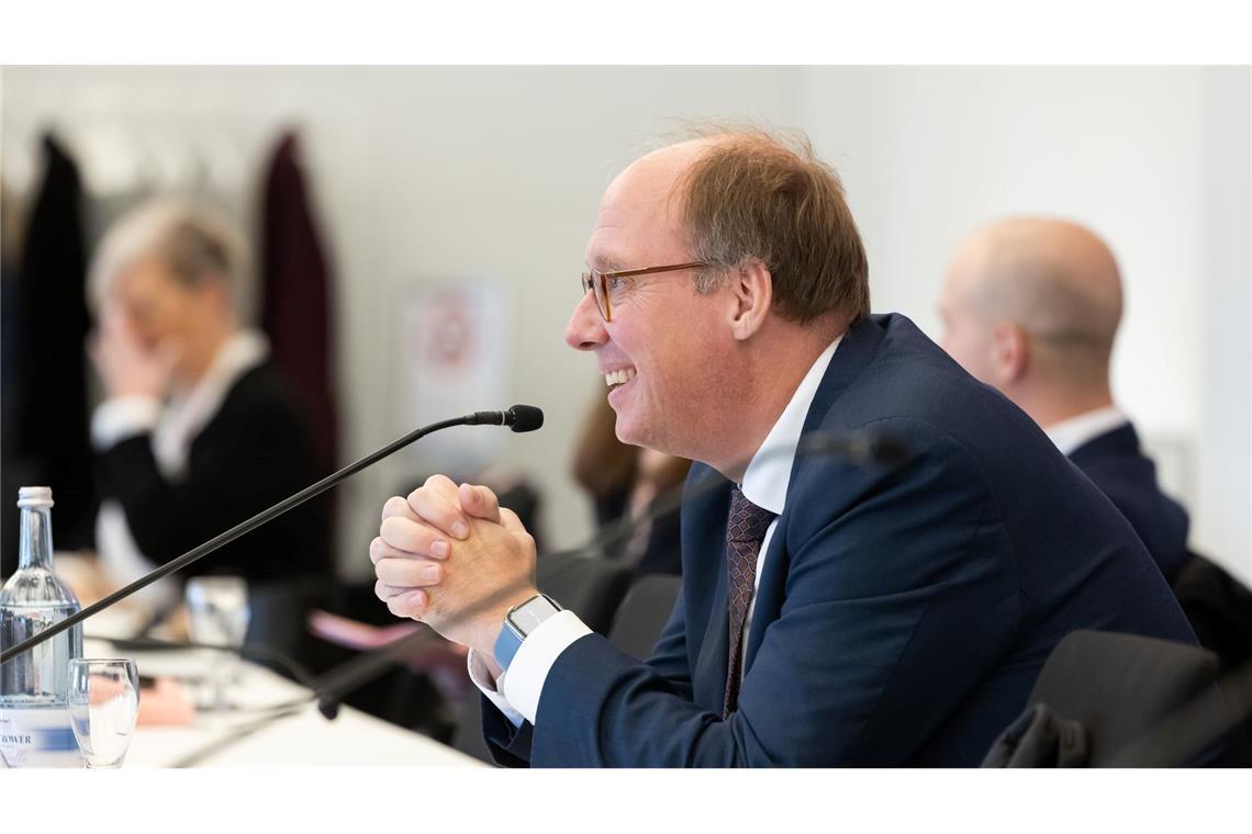 Schröder verteidigt Nord Stream 2 in Untersuchungsausschuss Am Nachmittag trat der Kanzleramtschef von Schröders Nachfolgerin Angela Merkel, Helge Braun, in den Zeugenstand des Untersuchungsausschusses.