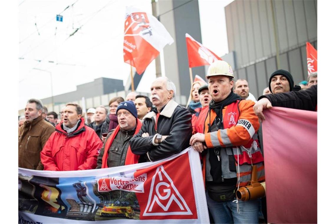 Thyssenkrupp-Stahlkocher fordern sichere Jobs Am Nachmittag will der Aufsichtsrat mit Beratungen über ein vom Stahlvorstand ausgearbeitetes Zukunftskonzept beginnen. Foto: Marcel Kusch/dpa