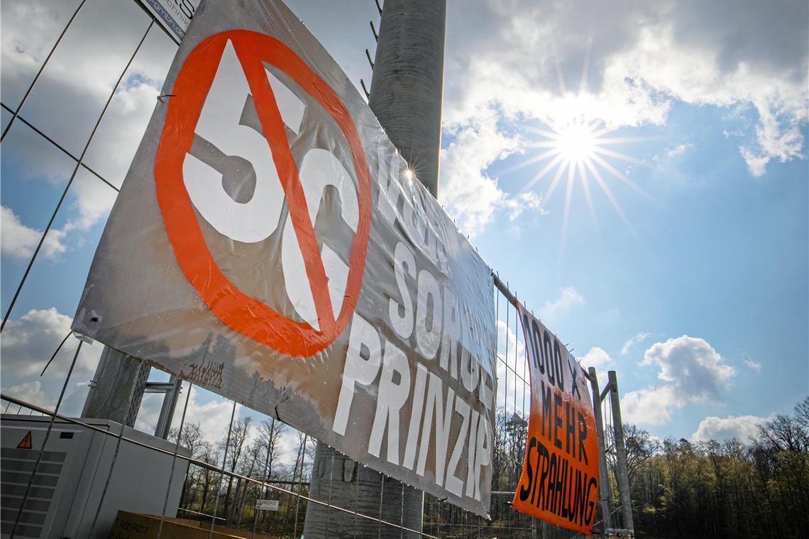 Protest am Mast Am neuen Antennenmast in Backnang protestieren 5-G-Gegner mit Plakaten. Foto: A. Becher