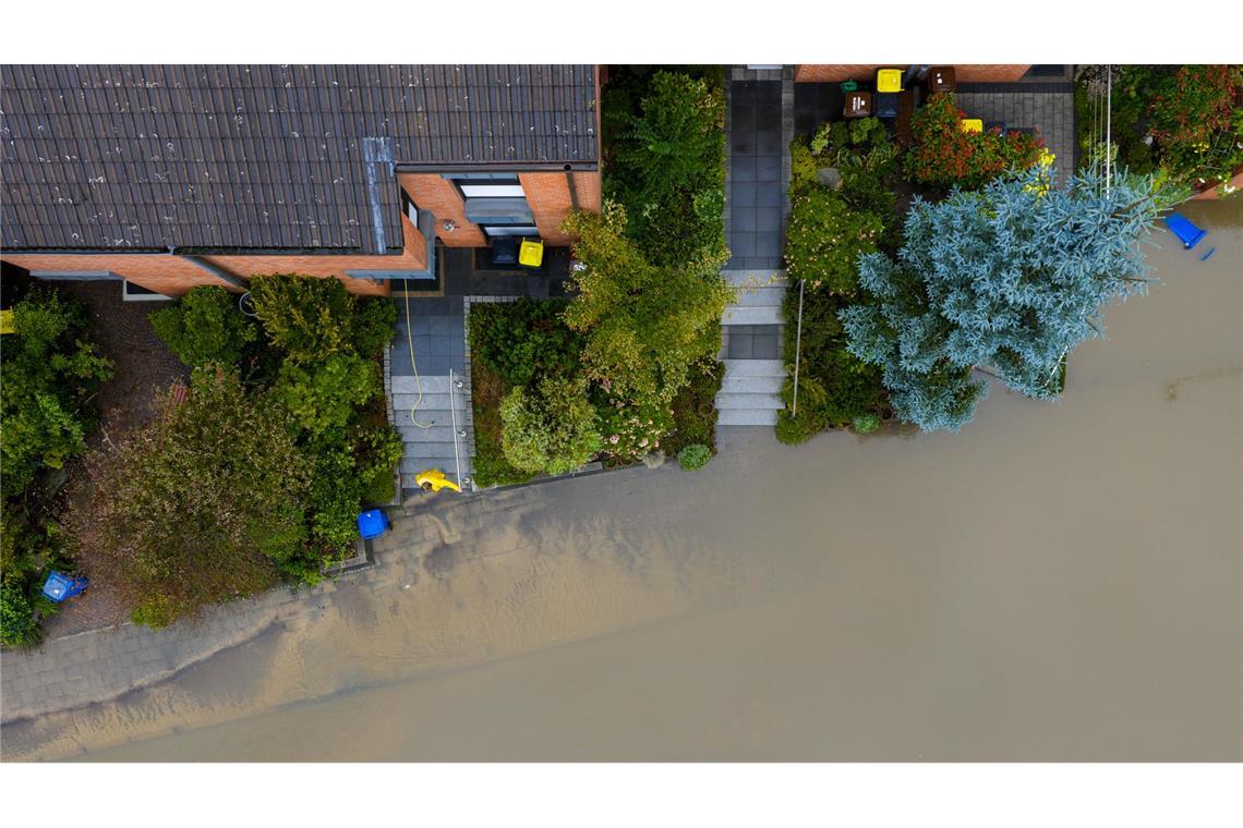 Starkregen überflutet Straßen und Keller im Westen Am Niederrhein verwandelten sich Straßen in Wasserlandschaften.