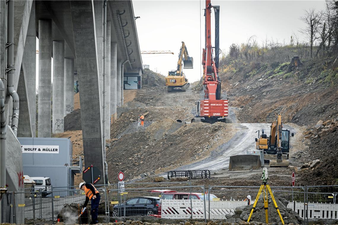 Das zweite Backnanger B-14-Viadukt wächst und wächst Am nördlichen Hang des Murrtals konzentrierten sich die Arbeiten bislang auf den Untergrund. Die Vorarbeiten für Pfeiler und Widerlager sind nun bald fertig. Fotos: Alexander Becher