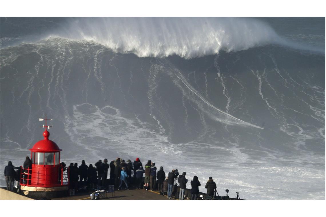 Am Nordstrand von Nazare ritt der Surfer auf einer Welle von 28,57 Metern.