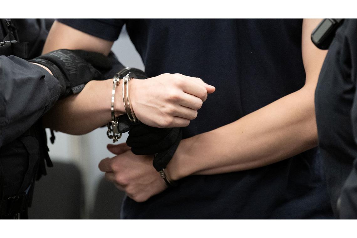 Am Oberlandesgericht Dresden müssen sich acht junge Männer aus der rechten Szene wegen Beteiligung an einer terroristischen Organisation verantworten.