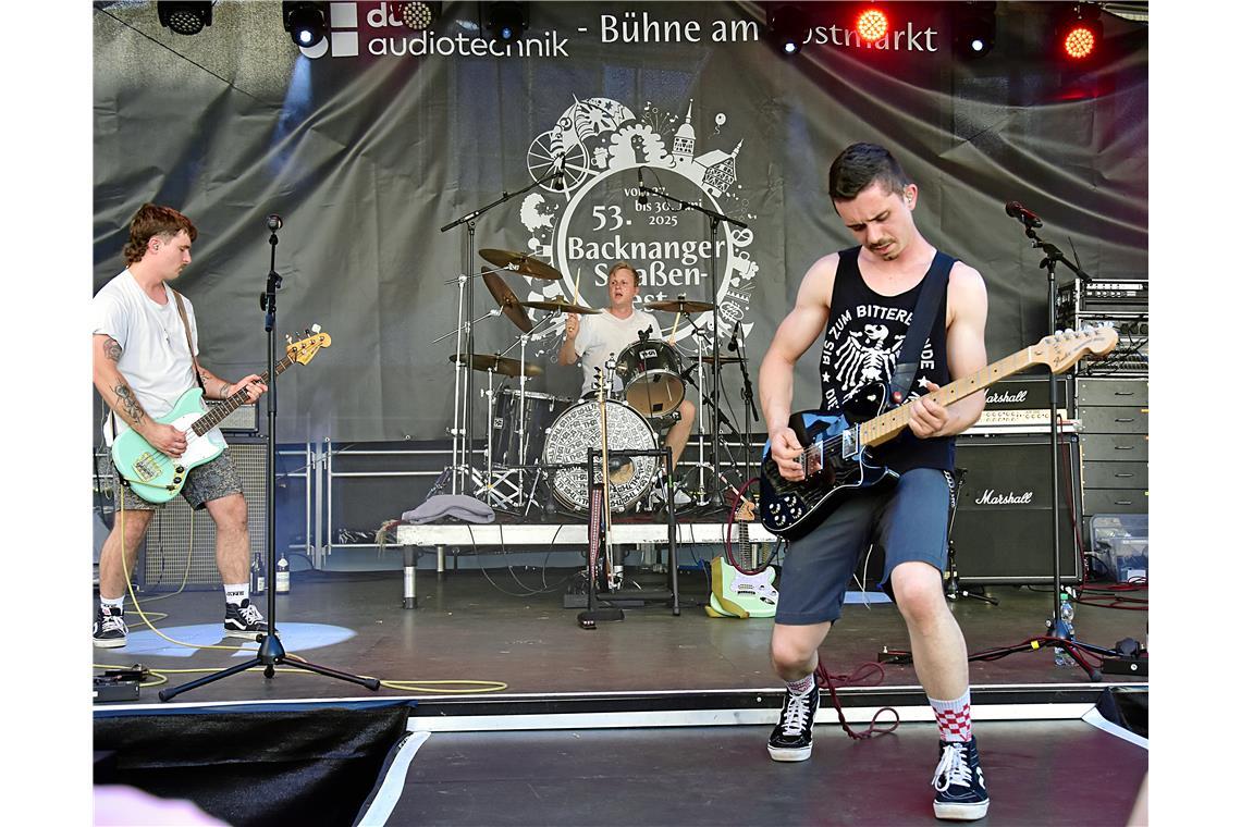 Am Obstmarkt sorgt die Band TH Number 74  für Stimmung.