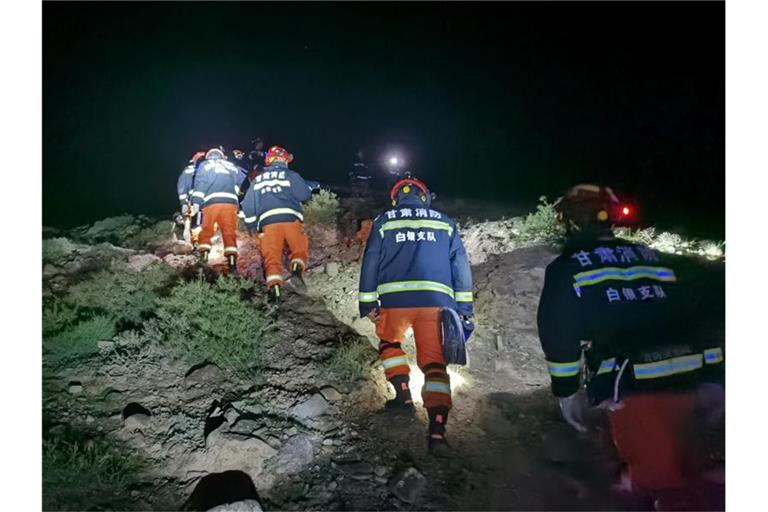 Am Ort des Unglücks suchen Rettungskräfte nach Vermissten. Foto: -/XinHua/dpa