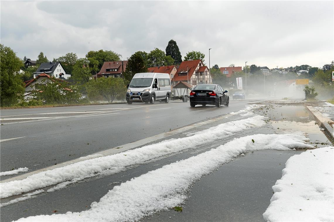 Zehn Zentimeter dicke Graupelschicht auf der Straße Am Ortseingang von Großerlach herrschten am Donnerstagnachmittag kurzfristig nahezu winterliche Verhältnisse. Doch so schnell der Spuk aufgezogen war, so schnell war er auch wieder vorüber. Für die vielen Ausflügler war es dennoch eine kalte Dusche.Foto: Jörg Fiedler