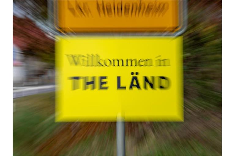 Am Ortsschild von Dischingen hängt ein Zusatzschild. Foto: Stefan Puchner/dpa