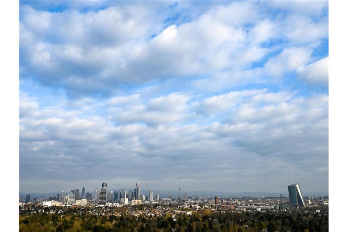 Am Ostermontag kommt das Aprilwetter nach Deutschland zurück. Foto: Arne Dedert/dpa