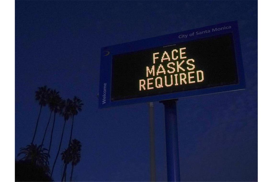 Am Pacific Coast Highway in Kalifornien steht ein Schild, das die Menschen daran erinnert, eine Schutzmaske zu tragen. Foto: Jae C. Hong/AP/dpa