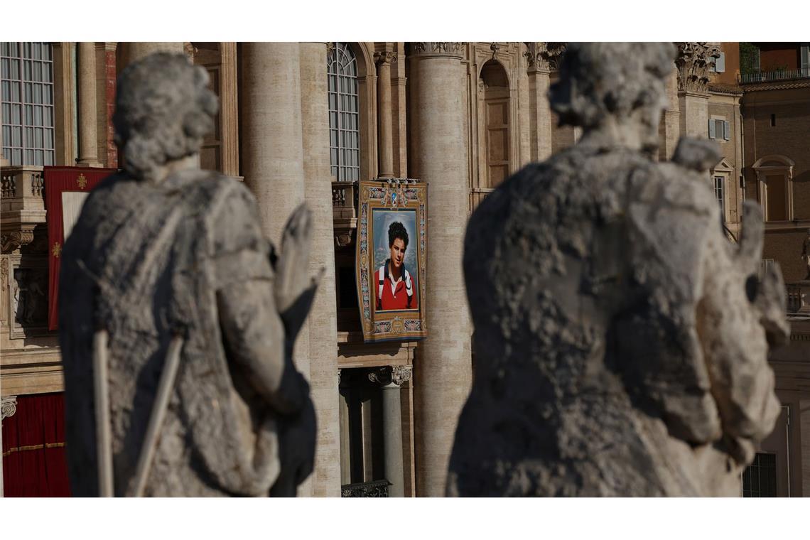 Papst spricht "Influencer Gottes" heilig Am Petersdom hängt ein überlebensgroßes Bild des neuen Heiligen.