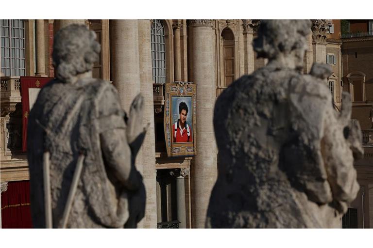 Am Petersdom hängt ein überlebensgroßes Bild des neuen Heiligen.