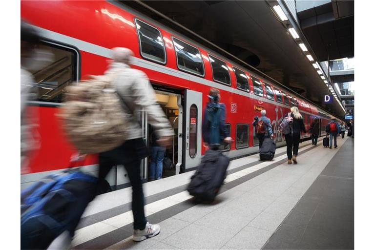 Am Pfingstwochenende erwartet die Deutsche Bahn mehr Reisende. Foto: Jörg Carstensen/dpa