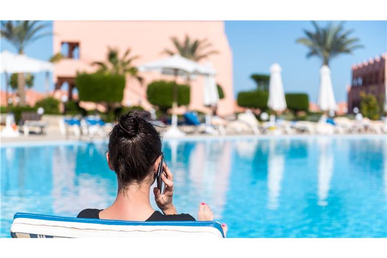 Am Pool abschalten? Das gelingt längst nicht allen Beschäftigten (Symbolbild).