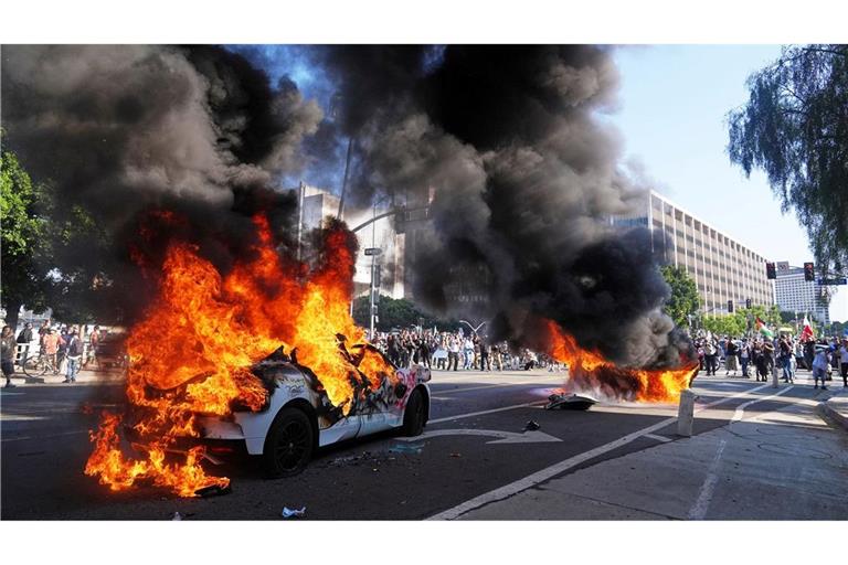 Am Rande der friedlichen Proteste kam es auch zu Zusammenstößen mit der Polizei.
