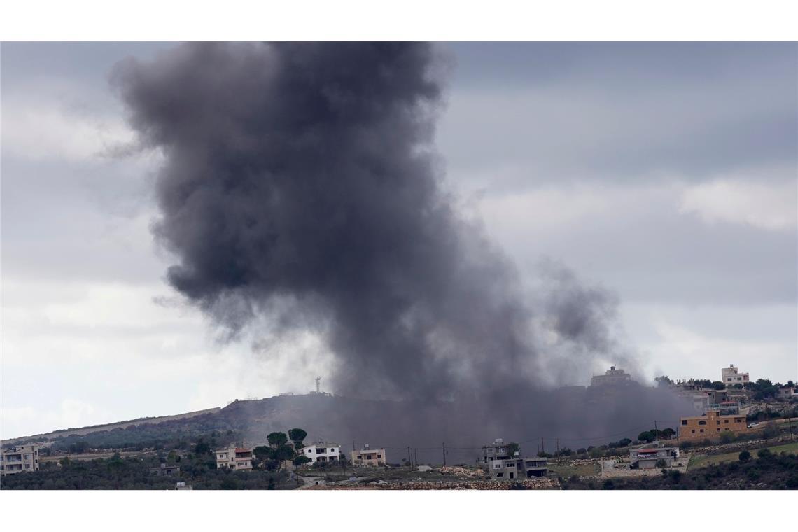 Am Rande der libanesischen Ortschaft Aita al-Shaab steigt Rauch auf.