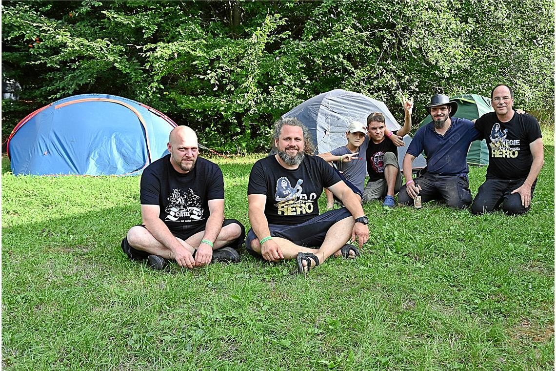 Am Rande des Festivalgeländes haben einige Besucher ihre Zelte aufgeschlagen.