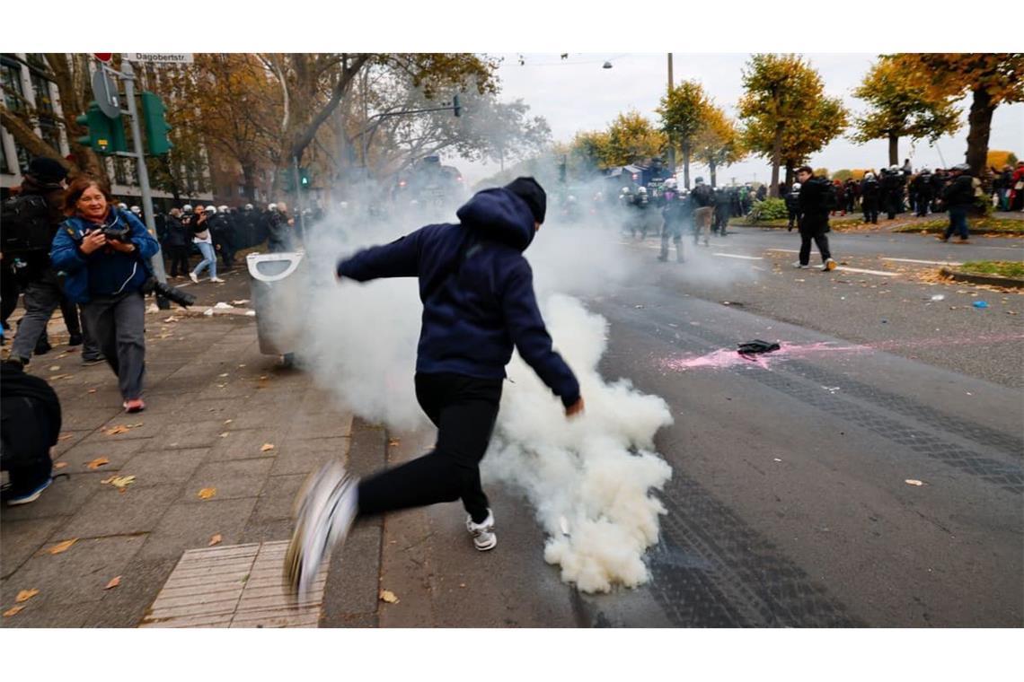 Am Rande einer Demonstration der Initiative „Gen Z" in Köln  fliegen Pyrotechnik und Böller.