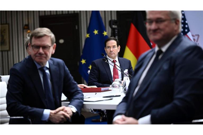 Am Rande eines G7-Treffens bemüht sich Außenminister Johann Wadephul (l, CDU) bei einem Treffen mit seinem US-Kollegen Marco Rubio (M.) um Entspannung nach heftiger US-Kritik. An einer Sitzung zur Ukraine nimmt auch der dortige Außenminister Andrij Sybiha (r.) teil.