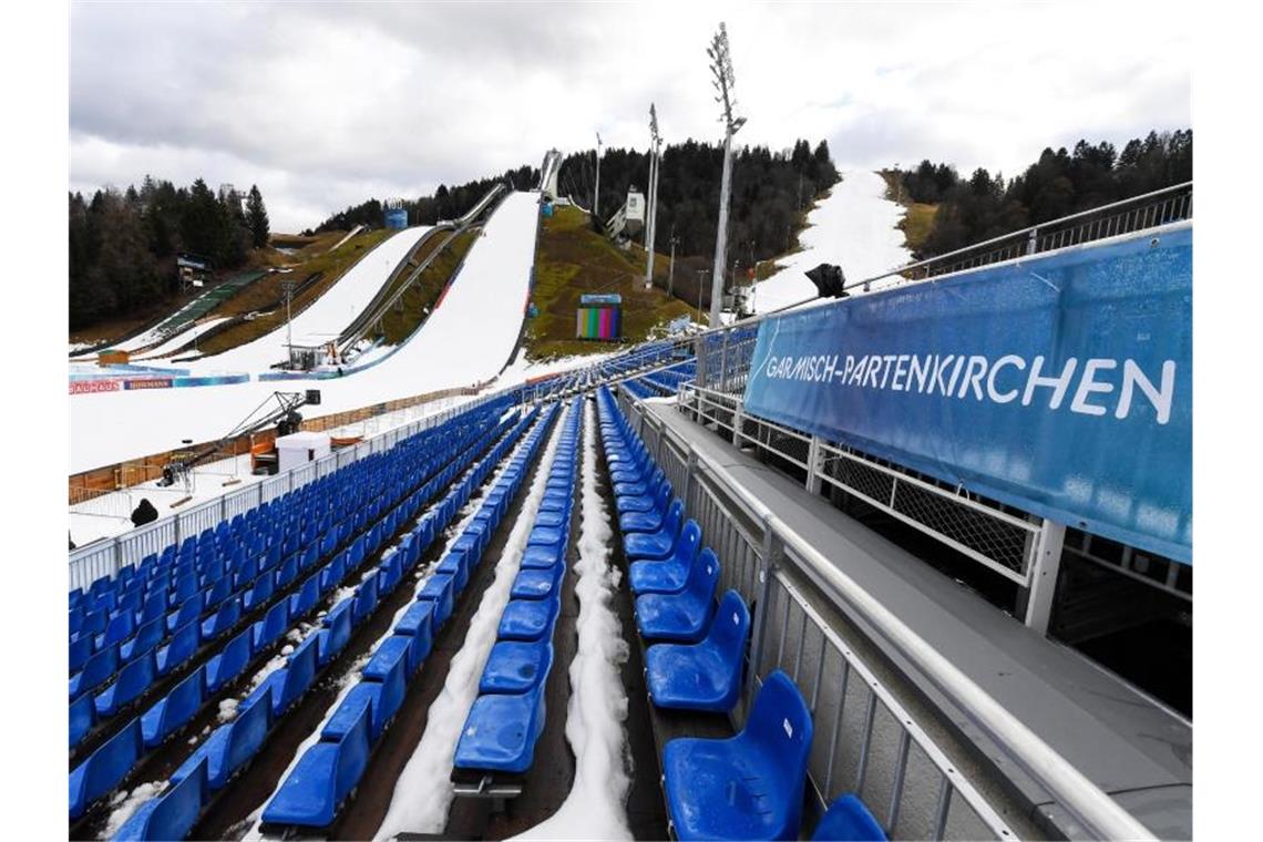 Am Ruhetag der Tournee wurde im Stadion in Garmisch-Partenkirchen das Neujahrsspringen vorbereitet. Foto: Angelika Warmuth/dpa