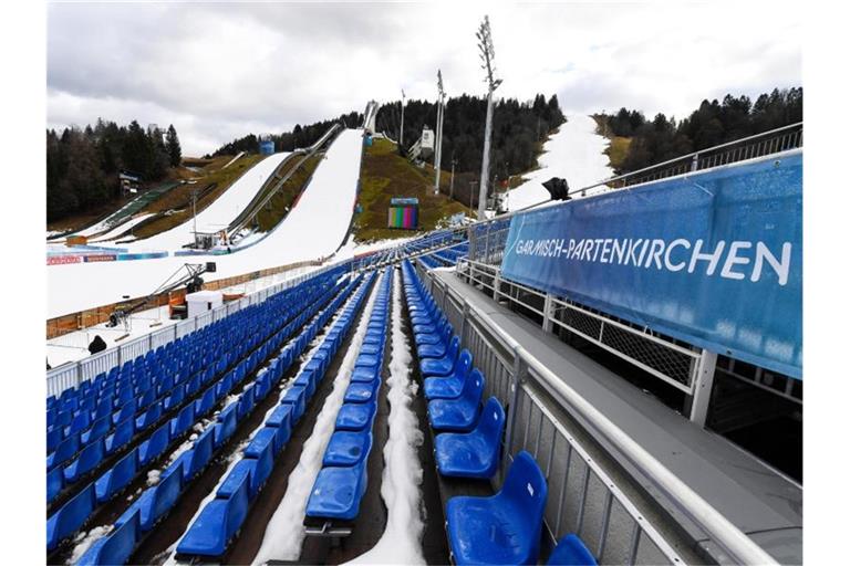 Am Ruhetag der Tournee wurde im Stadion in Garmisch-Partenkirchen das Neujahrsspringen vorbereitet. Foto: Angelika Warmuth/dpa