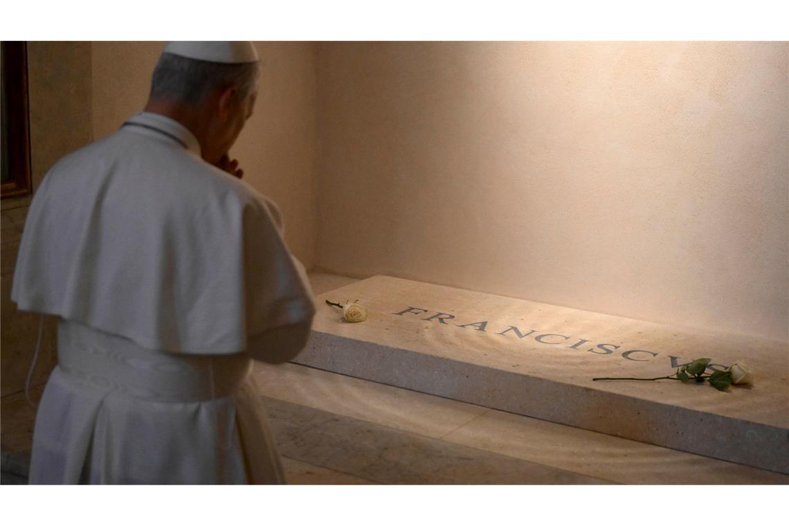 Neuer Papst Leo XIV. mahnt: "Nie wieder Krieg!" Am Samstag besuchte Leo XIV. das Grab seines Vorgängers Franziskus.